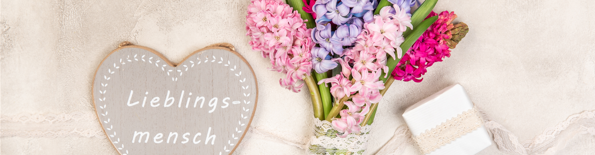 Valentinstag - Geschenk und Hyazinthen